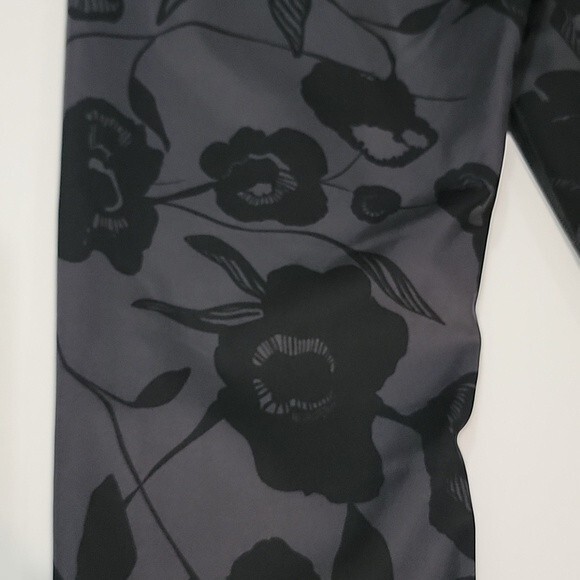 LULULEMON Wunder Under Brisk Bloom Crops size 4 - Picture 4 of 6